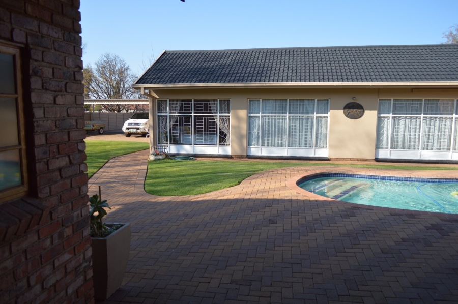 6 Bedroom Property for Sale in Flamwood North West